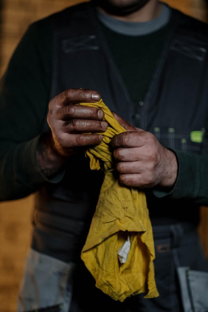 Comment enlever le cambouis sur les vêtements de travail ? 2 cambouis